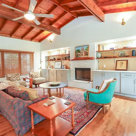 Stylish Family Mid Century Modern 4 Bed Vila